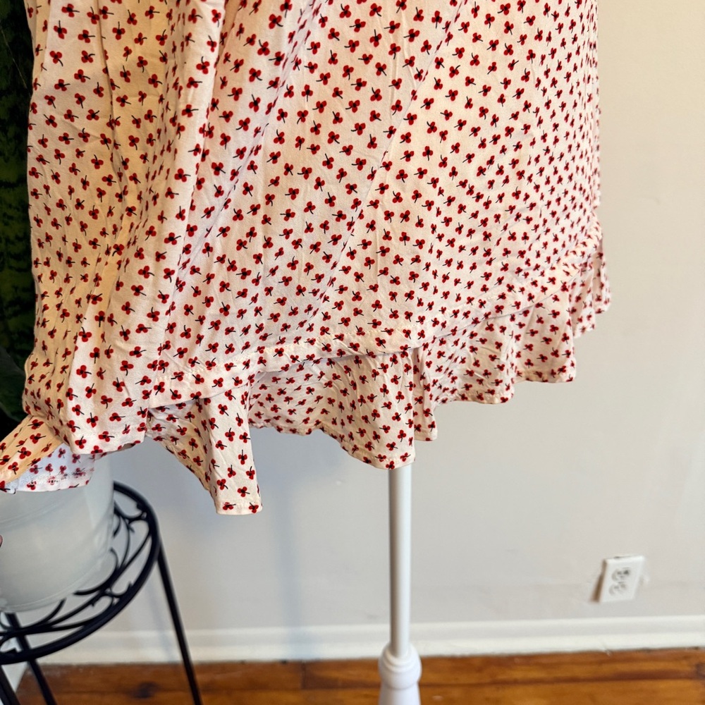 beachlunchlounge | Mini Red Floral Blouse with Ruffle Hem - Picture 5 of 10